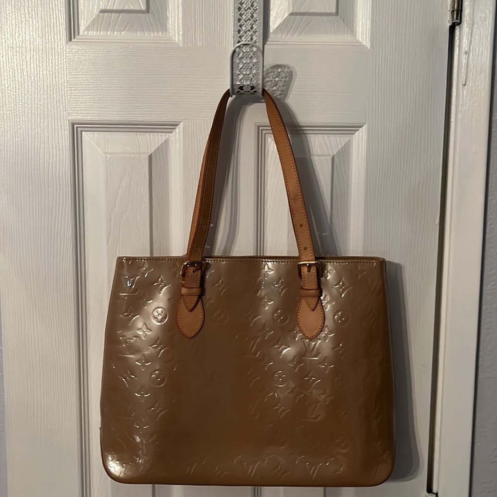 Louis Vuitton Brentwood Noisette patent leather tote bag in good condition.